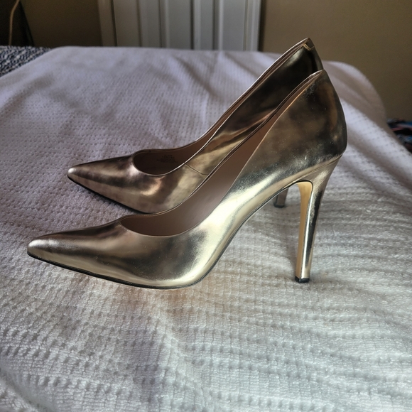VINCE CAMUTO KAIN GOLD METALLIC PUMP - Picture 9 of 16